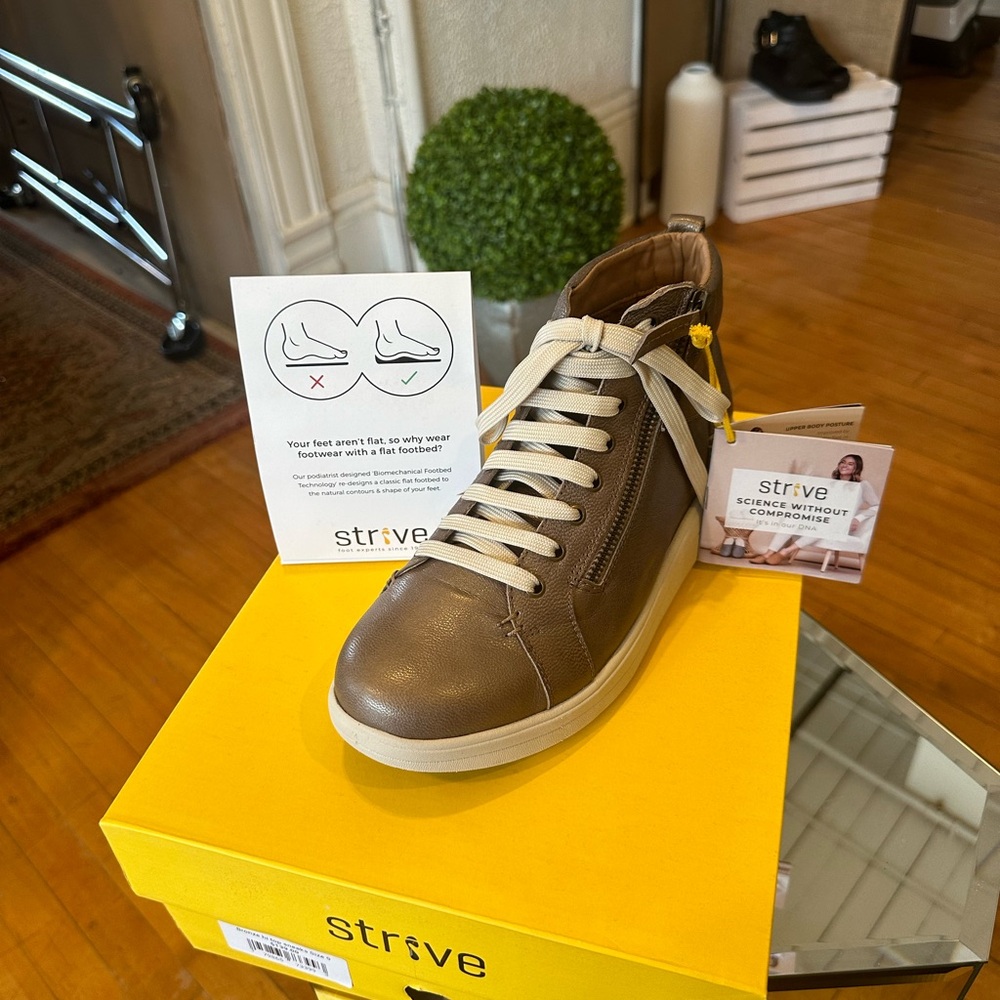 Ankle tenis shoes.